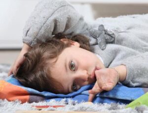 Uzmanlar anne babaları uyarıyor: Çocuğunuz 3 yaşından sonra hala parmak emiyorsa yardım alınmalı